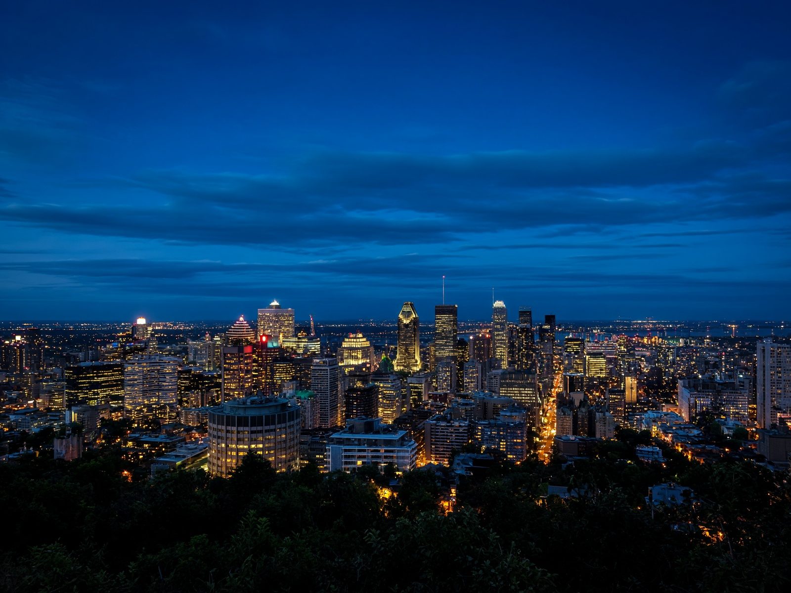 Centre-ville de Montréal le soir, vu du mont Royal